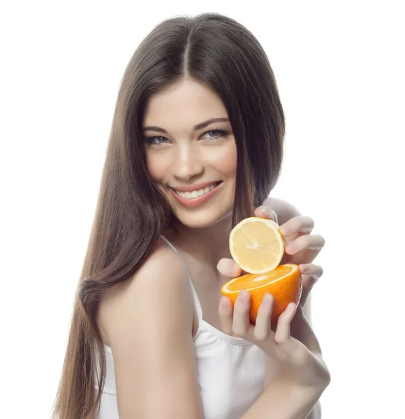 Donna sorridente con arancione — Foto Stock