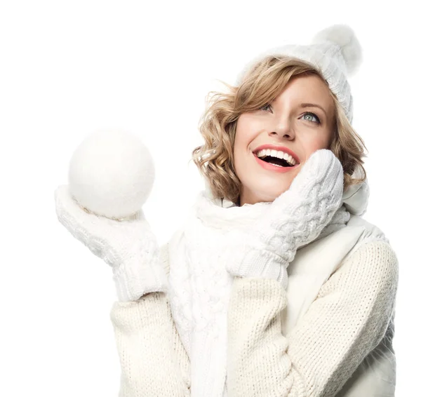 Mulher sorridente com bola de neve — Fotografia de Stock