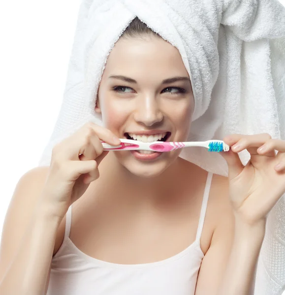 面带笑容的女人她刷牙 — 图库照片