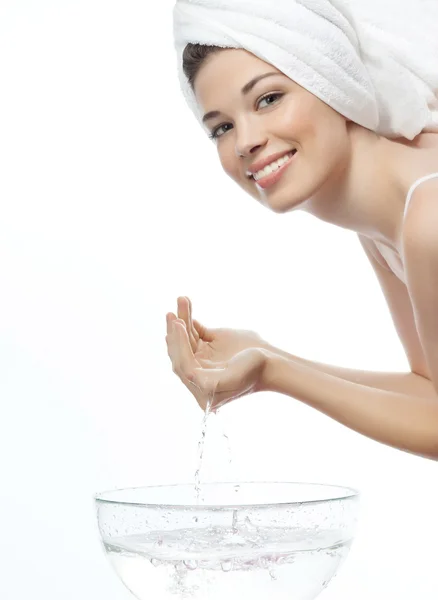 Mulher está lavando o rosto — Fotografia de Stock