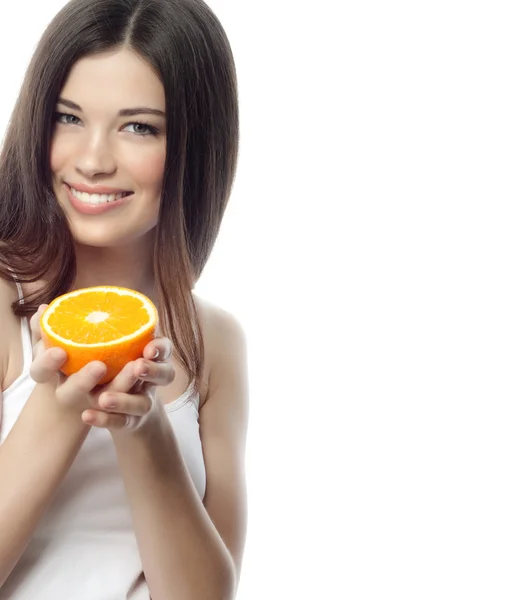 オレンジを持つ女性の笑みを浮かべてください。 — ストック写真