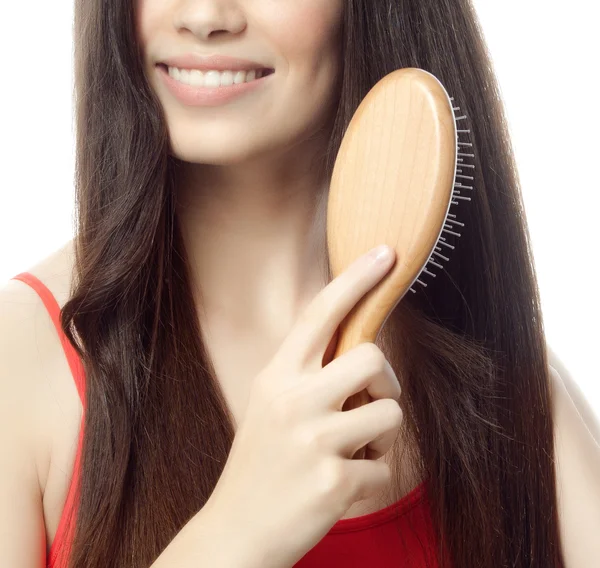 La mujer se cepilla el pelo largo — Foto de Stock