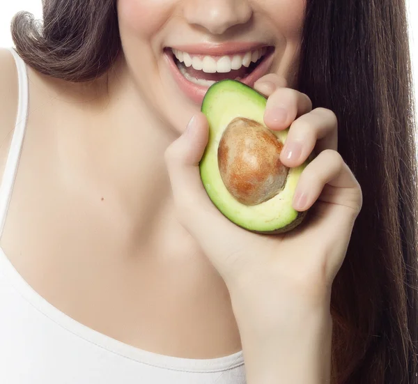 Mulher sorridente com com abacate — Fotografia de Stock