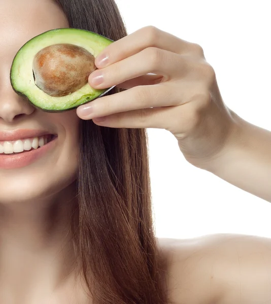 Donna sorridente con avocado — Foto Stock