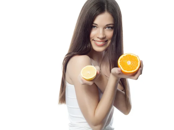 Usmívající se žena s pomerančem — Stock fotografie