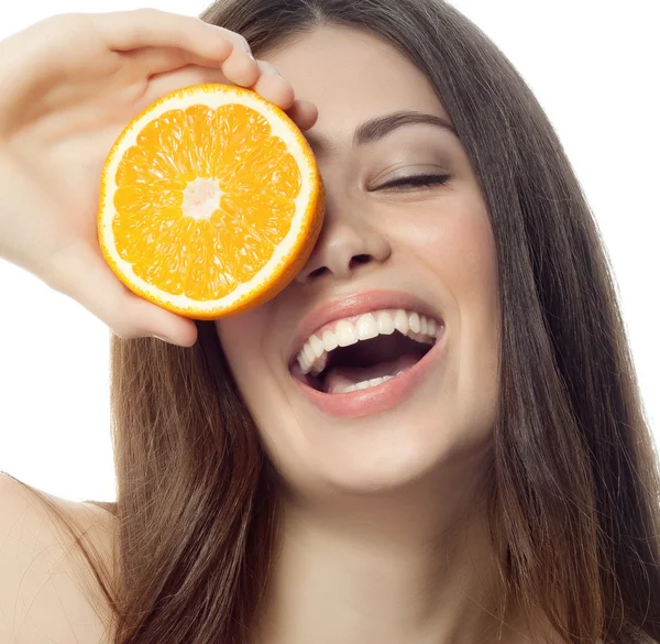 Mulher sorridente com laranja — Fotografia de Stock