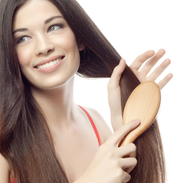 女人刷她的长头发 — 图库照片