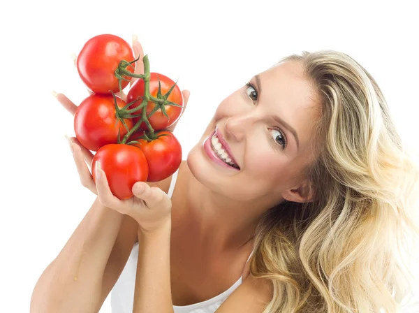 Donna sorridente con pomodoro — Foto Stock