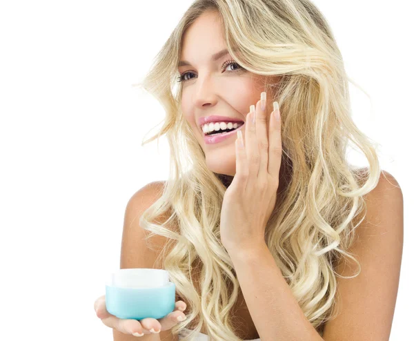 Mujer sonriente con crema — Foto de Stock