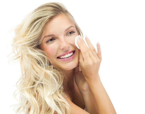 Woman is cleaning face by cotton disc — Stock Photo, Image