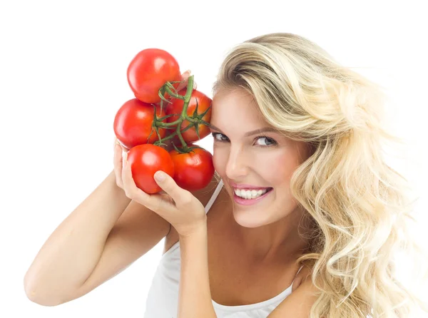 Donna sorridente con pomodoro — Foto Stock