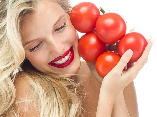 Mulher sorridente com tomate — Fotografia de Stock