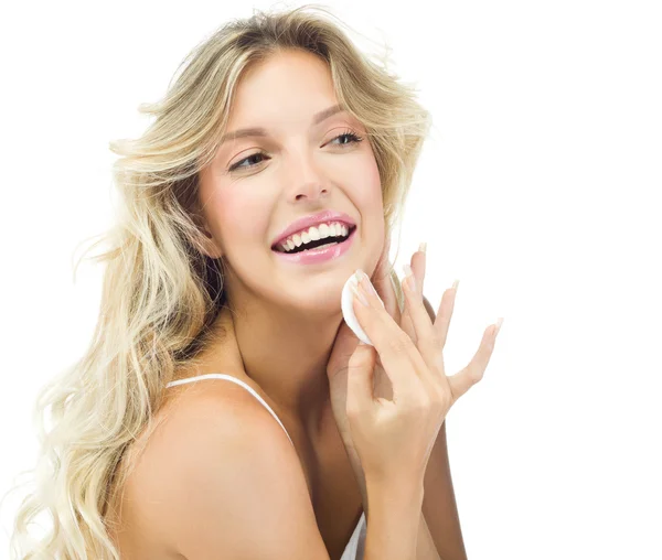 Woman is cleaning face by cotton disc — Stock Photo, Image