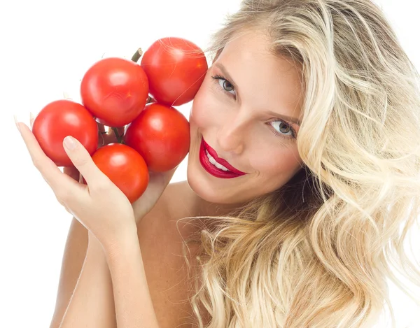 Mulher sorridente com tomate — Fotografia de Stock