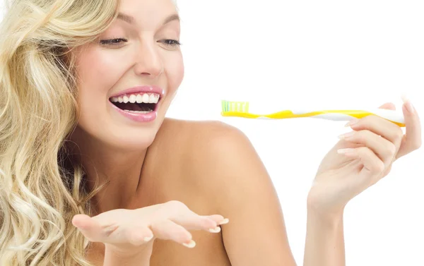 笑顔の女性は彼女の歯を磨いています。 — ストック写真