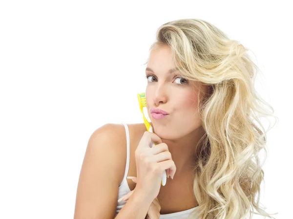 Mujer sonriente se cepilla los dientes — Foto de Stock