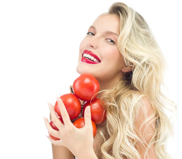 Mulher sorridente com tomate — Fotografia de Stock