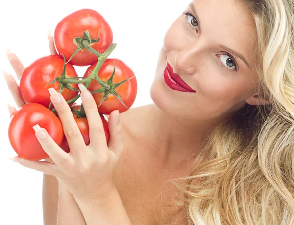 Mujer sonriente con tomates —  Fotos de Stock