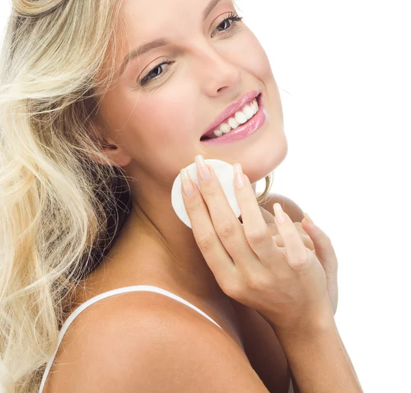 Woman is cleaning face by cotton disc — Stock Photo, Image