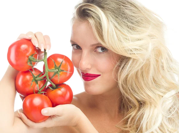 Lächelnde Frau mit Tomaten — Stockfoto