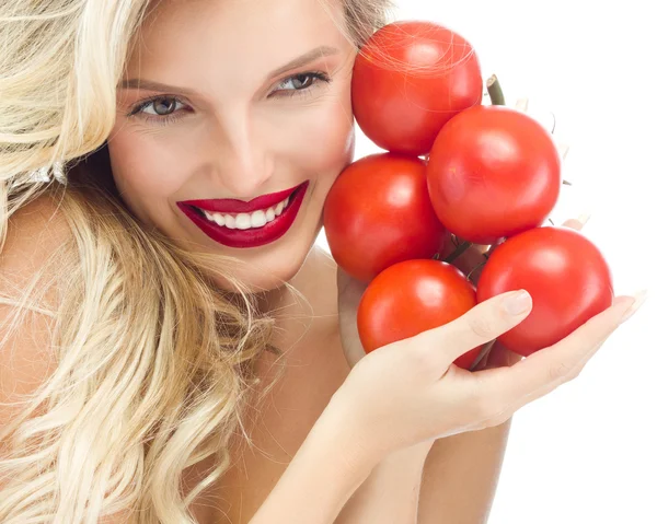 Lachende vrouw met tomaten — Stockfoto