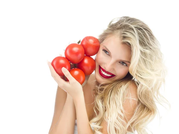 Mujer sonriente con tomates —  Fotos de Stock