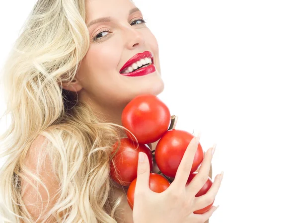 Mulher sorridente com tomate — Fotografia de Stock