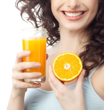 gülümseyen kadın suyu içiyor