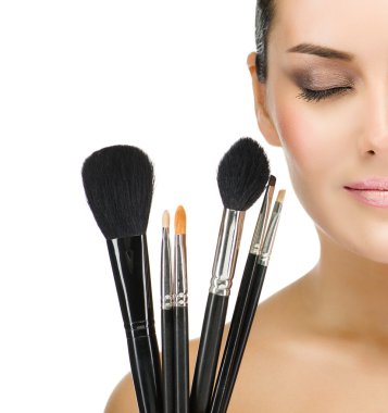 kadın makyaj fırçaları ile
