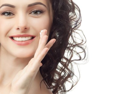 kadın krem uygulamak