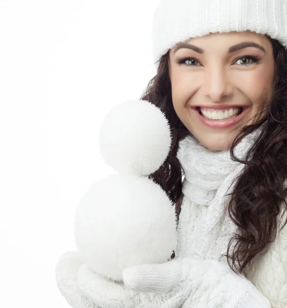 Mulher sorridente com bola de neve — Fotografia de Stock