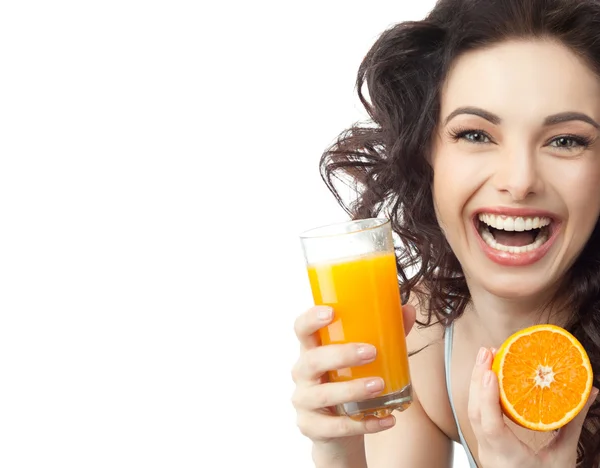 笑顔の女性がジュースを飲んでいます。 — ストック写真