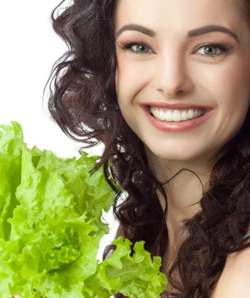 Женщина со свежим салатом — стоковое фото