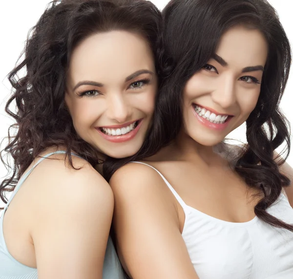 Duas mulheres sorridentes atraentes — Fotografia de Stock