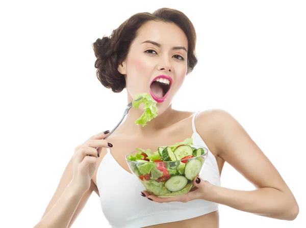 Donna sta mangiando salat — Foto Stock