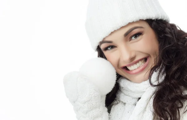 Mulher sorridente com bola de neve — Fotografia de Stock