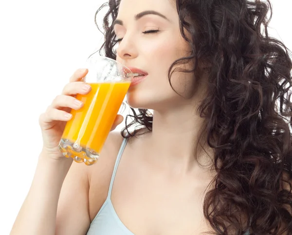 Mulher está bebendo suco de laranja — Fotografia de Stock