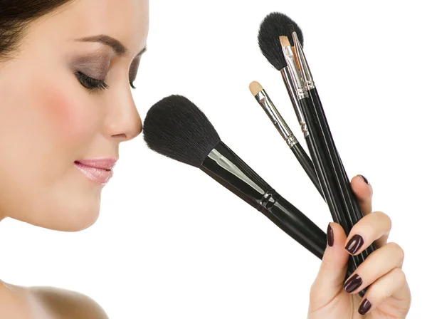 Kvinna med make up penslar — Stockfoto