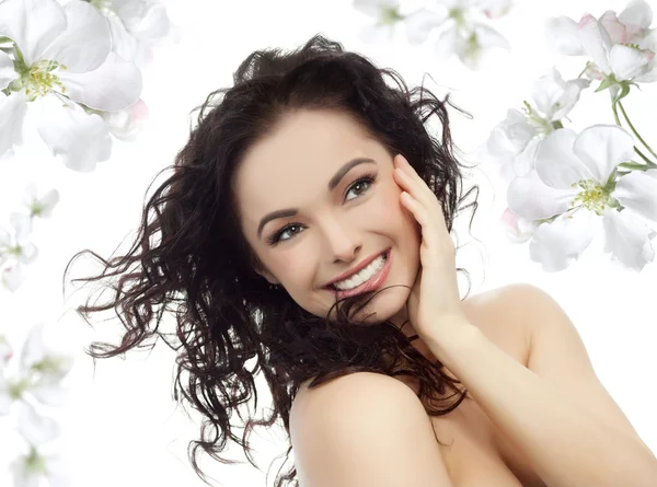 Frau über weißen Blumen Hintergrund. — Stockfoto