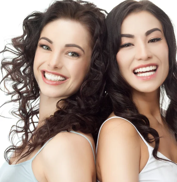 Duas mulheres sorridentes atraentes — Fotografia de Stock