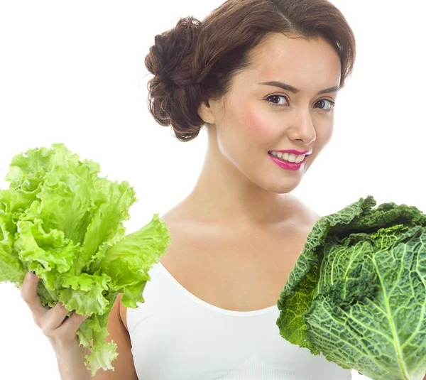 Femme avec salade et chou — Photo