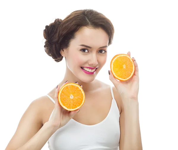 Mulher está comendo laranja — Fotografia de Stock