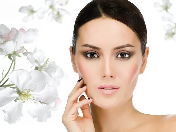 Mujer con flores blancas —  Fotos de Stock