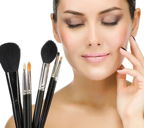 Vrouw met make-up borstels — Stockfoto