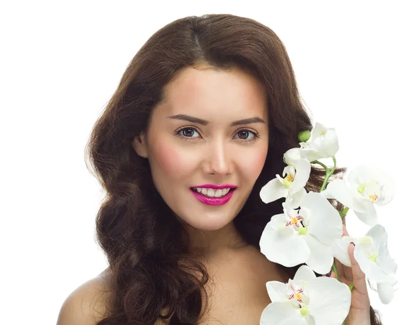 Mujer con flores de orquídeas —  Fotos de Stock