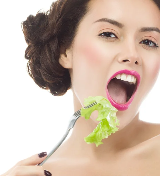 Donna sta mangiando salat — Foto Stock