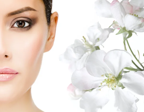 Mujer con flores blancas —  Fotos de Stock