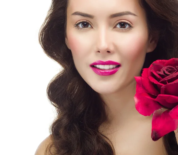 Kvinne med rød roseblomst – stockfoto