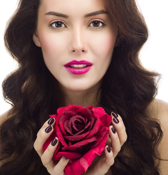 Γυναίκα με το κόκκινο λουλούδι τριαντάφυλλο — Φωτογραφία Αρχείου
