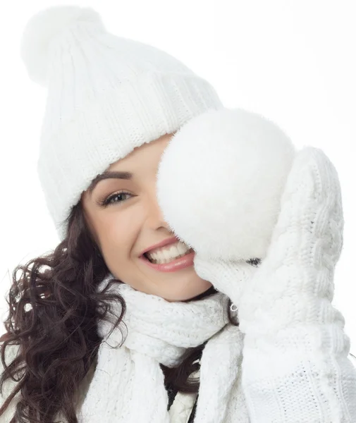 Mulher sorridente com bola de neve — Fotografia de Stock